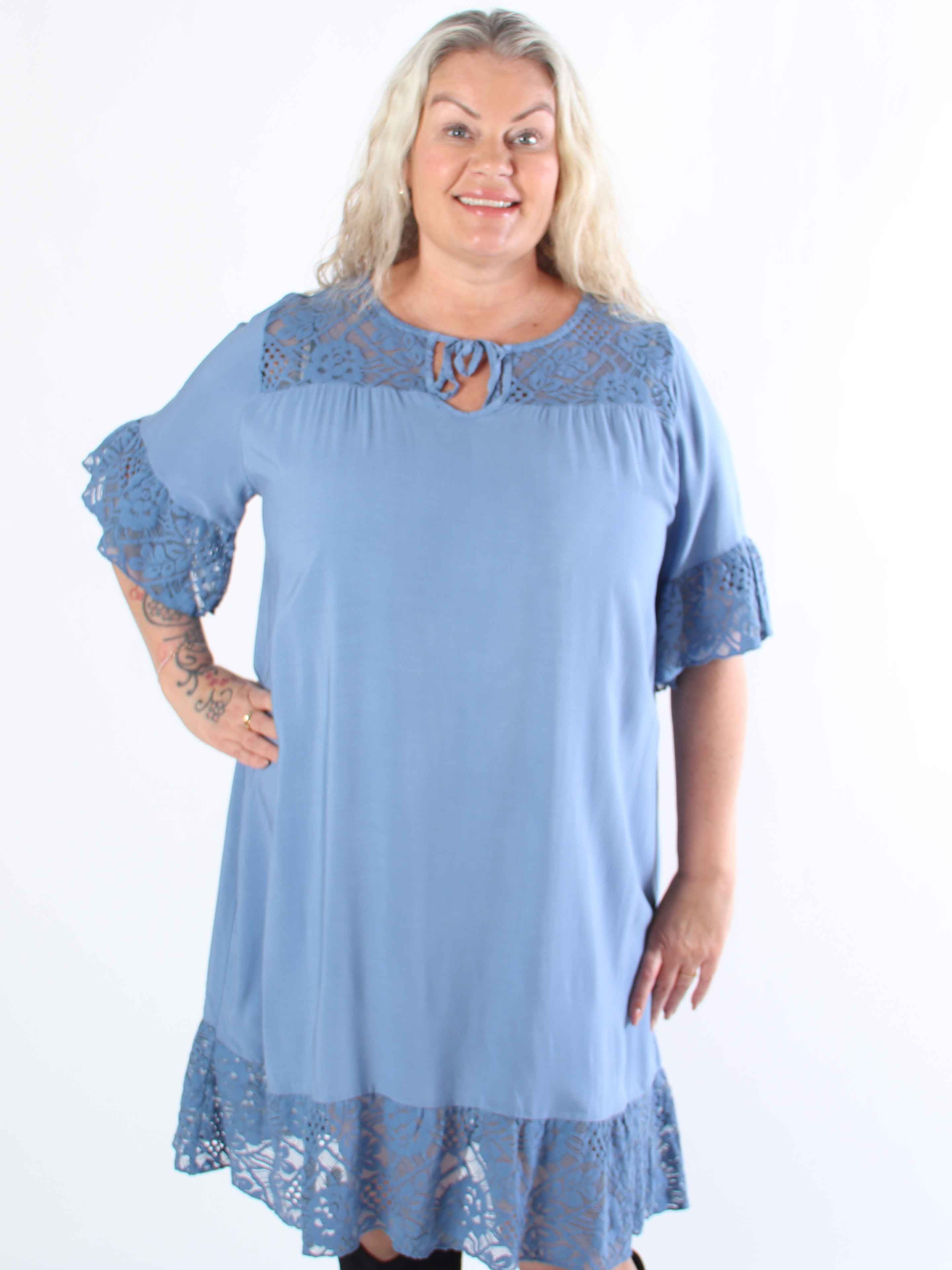 Floriza - Söt plus size-klänning i viskos med spetskant